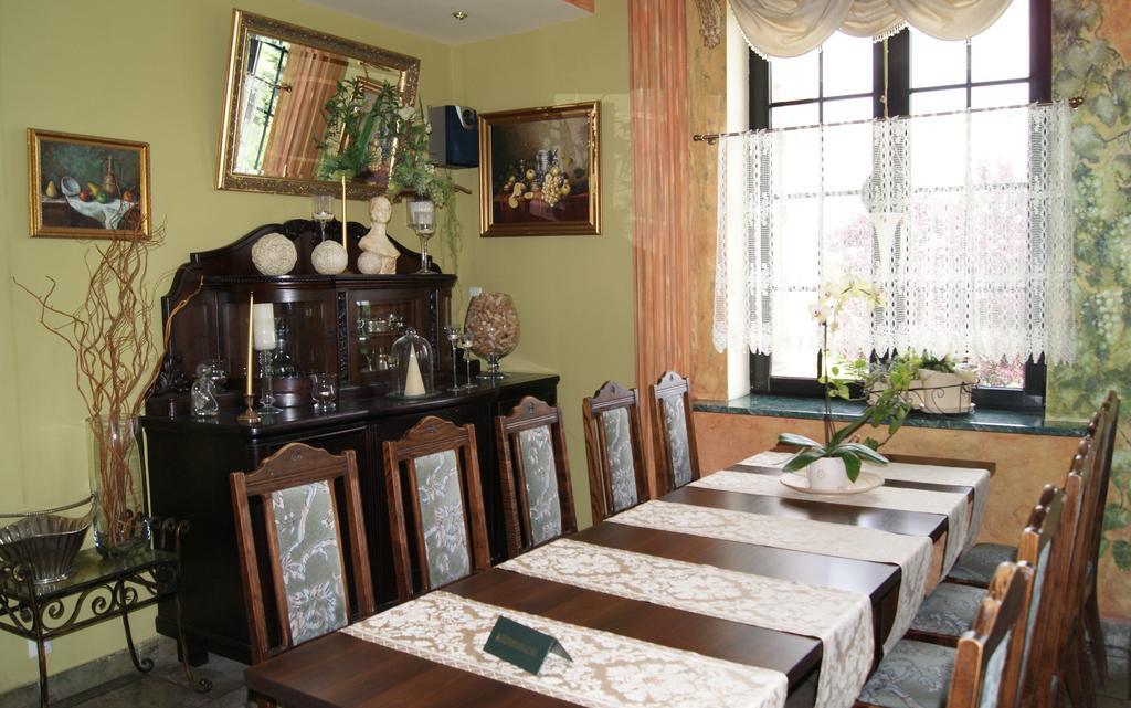 ברודניצה Magnat Hotel Restauracja מראה חיצוני תמונה